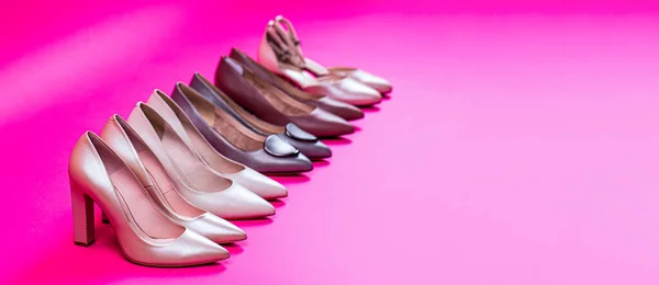 Обувь на высоком каблуке для женщин на красном фоне. Модные женские туфли на розовом фоне. Вид сверху. Обувь для женщин. Стильная классическая женская кожаная обувь — стоковое фото