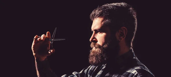 Homem barbudo, barba comprida, brutal, com bigode, corte de cabelo. Tesoura de barbeiro. Corte de cabelo dos homens. Barba comprida. Barbearia vintage, barbear — Fotografia de Stock