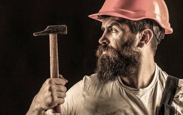 Baard bouwer geïsoleerd op zwarte achtergrond. Een man met baard, helm, helm, hoed. Hamer hameren — Stockfoto