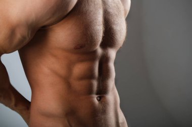 Kaslı gövde ve göğüs. Siyah arkaplanda izole