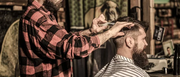 Trabalho na barbearia. Homem cabeleireiro. Cabeleireiro corte de cabelo de cliente masculino. Homem visitando cabeleireiro na barbearia — Fotografia de Stock