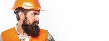 İnsan üreticileri, endüstri. Kasklı bir inşaatçı, ustabaşı ya da kasklı bir tamirci. İnşaat, endüstri, teknoloji - inşaatçı kavramı. Sakallı, miğferli ya da kasklı sakallı bir işçi.