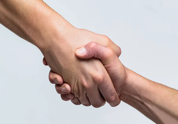 Twee handen, helpende arm van een vriend, teamwork. Redding, hulp bij gebaren of handen. Sluit de helphand. Handconcept, ondersteuning. Hulpverlenende hand uitgestoken, geïsoleerde arm, redding — Stockfoto