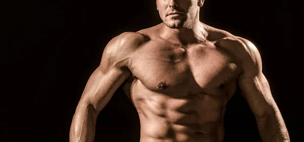Homem atlético forte mostrando corpo muscular e seis abdominais pack. Mostrando tronco muscular — Fotografia de Stock
