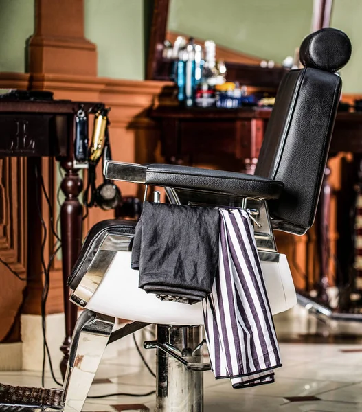 Elegante silla de peluquero vintage. Peluquero profesional en barbería interior. Silla de peluquería. Sillón de peluquería, peluquería moderna y peluquería, peluquería para hombres — Foto de Stock
