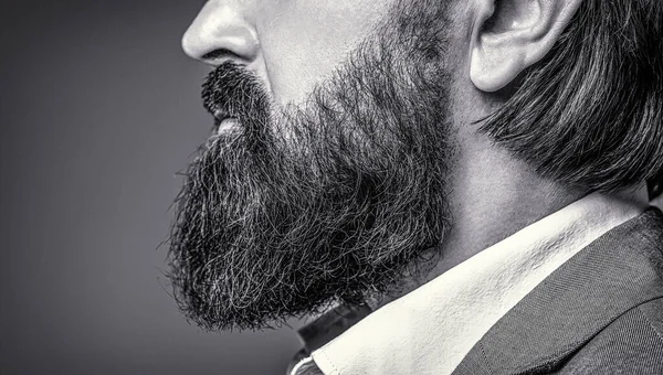 Un hombre barbudo de cerca. Una barba perfecta. Barba es su estilo. Blanco y negro — Foto de Stock