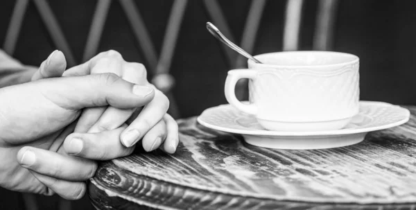 Coppia innamorata che si tiene per mano con il caffè. Un paio di mani, una tazza di caffe 'caldo. Bella coppia che tiene in mano una tazza di caffe '. Bianco e nero — Foto Stock