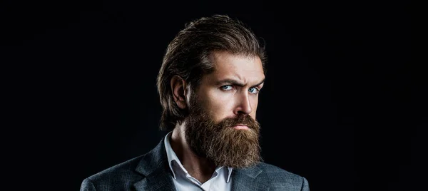 Takım elbiseli yakışıklı sakallı adamın portresi. Erkek sakalı ve bıyığı. Seksi erkek, vahşi maço, hippi. Takım elbiseli şık yakışıklı adam. Yakışıklı sakallı iş adamı.