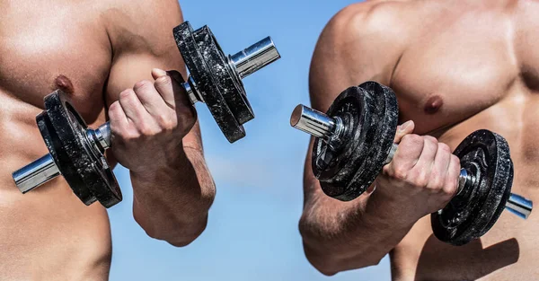 Bel bodoh. Pria binaragawan berotot, latihan dengan dumbel. Otot dengan dumbbell — Stok Foto