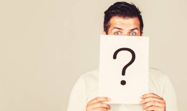 Bir sorum var. Soru işareti tutan şüpheli bir adam. Sorunlar ve çözümler. Boşluğu kopyala