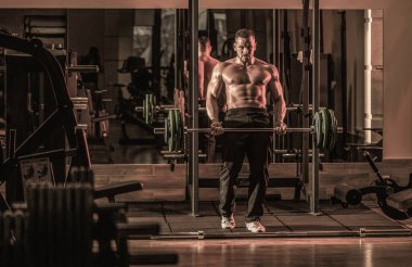 Vücut geliştirici atletik adam, karın kasları, omuzları, pazıları, kasları, göğsü....