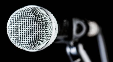 Kapalı mikrofon, makro mikrofon, karaoke, konser, ses müziği. Kapalı mikrofon. Kasvetli bir arkaplanda sesli mikrofon