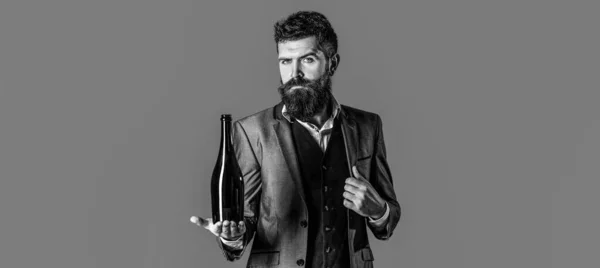 그 사람은 손에 빨간 병을 들고 있다. 샴페인이랑 와인을 들고 있는 남자. 흑백 — 스톡 사진