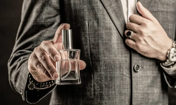 Parfüm ya da parfüm şişesi ve parfüm, kozmetik, parfüm şişesi, kolonya tutan erkek. — Stok fotoğraf