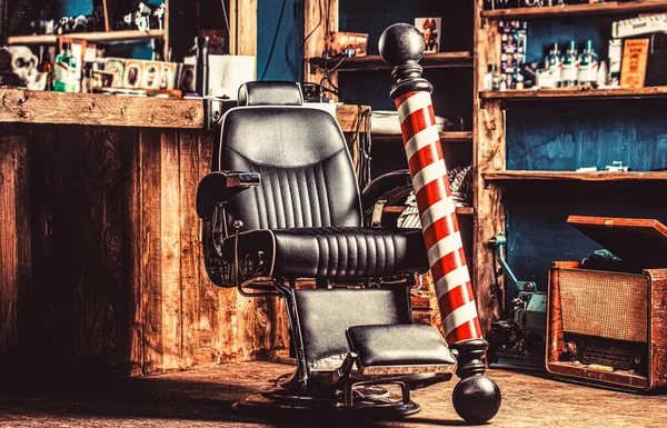 Парикмахерская кресло, салон, парикмахерская для мужчин. Парикмахерская. Логотип парикмахерской, символ — стоковое фото