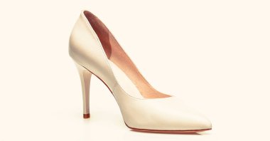 Beyaz arka planda izole edilmiş şık kadın ayakkabıları. Beyaz arka planda beyaz topuklu kadın ayakkabıları