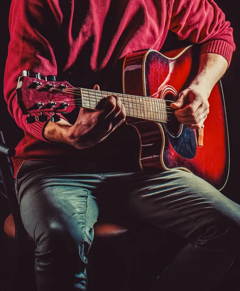 Een man die gitaar speelt. Met de hand gitaar spelen. Muzikant die gitaar speelt, live muziek. Elektrische gitaar. Herhaling van rockmuziek band. Muziekfestival — Stockfoto