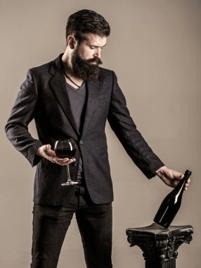 Şişede kırmızı şarap, şarap kadehi. Bardakta kırmızı şarap. Şampanya şişeli adam. Şişe, kırmızı şarap kadehi. Sakallı, sakallı, şarap garsonu, tadımlık. Sommelier adam, degustator, şaraphane