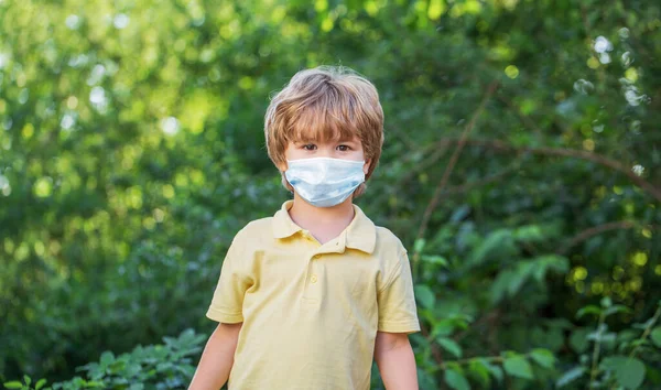 Egy gyerek arcmaszkot visel a koronavírus és influenza kitörésekor. Fiú sebészeti kötésben. — Stock Fotó