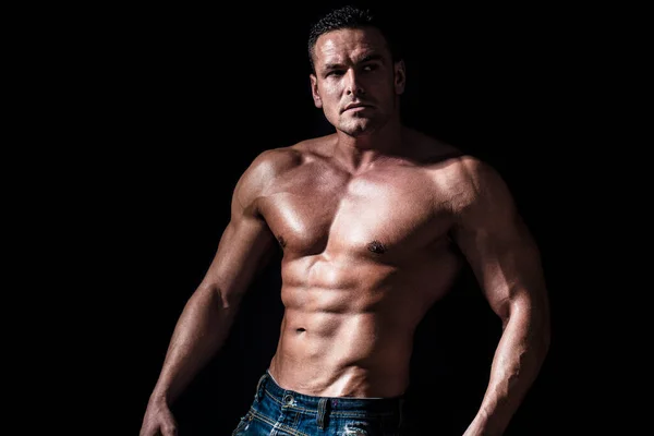 Torso com seis maços e músculos abdominais. Abdominais e bíceps. Um tipo forte e brutal. Torso sexy. Bonito homem grande músculos posando no estúdio. Homem sexy musculoso. Bonito homem forte sexual com corpo muscular — Fotografia de Stock