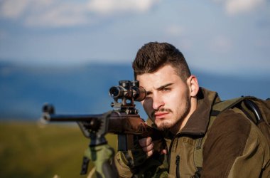 Hunter nişan alıyor. Nişancı hedefte görüldü. Adam avda şu an. Av tüfeği. Avcı adam