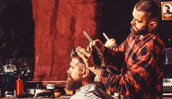 Cabeleireiro corte de cabelo de cliente masculino. Cabeleireiro servindo cliente na barbearia. Homem visitando cabeleireiro na barbearia — Fotografia de Stock