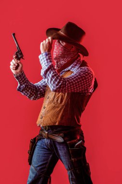 Maskeli Amerikalı haydut, şapkalı batılı adam. Kovboy şapkalı, silahlı bir adam. Batı, silahlar. Amerikan kovboyu. Şapkalı bir kovboy. Batı hayatı. Kovboy şapkalı adam