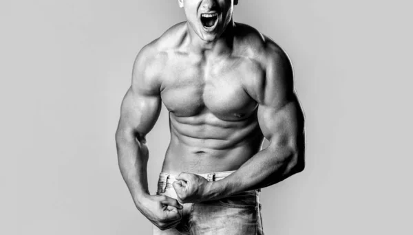 Muscular man screaming. Screaming man with well trained body, biceps, abs and pecs and wearing. Muscular male strains muscles and screams. Black and white — Foto de Stock