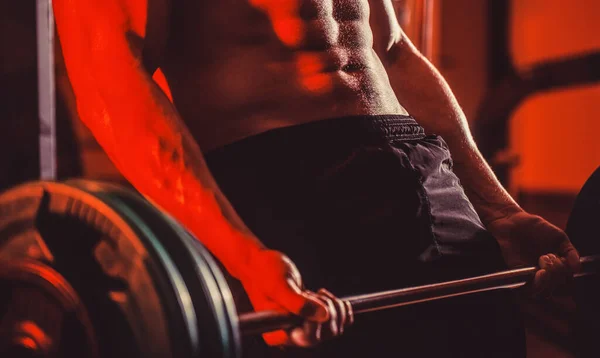 Gros plan haltères haltères séance d'entraînement. Homme sportif soulève haltère dans la salle de gym. Formation en gros plan avec haltère — Photo