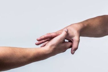 İki el, bir arkadaşın koluna yardım, takım çalışması. Kurtarma, el hareketlerine yardım etme. Yardım elini kapat. El konseptine yardım etmek, destek olmak. Uzanmış, izole edilmiş bir kol, kurtuluş