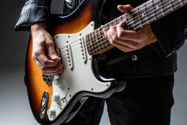 Müzik aleti. Elektro gitar. Rock müzik grubunun tekrarı. Müzik festivali. Gitar çalan adam. Gitar çalarak elinizi kapatın. Gitar çalan müzisyen, canlı müzik
