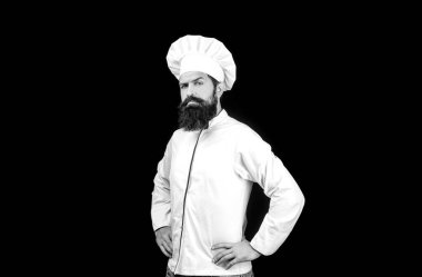 Sakallı şef, aşçı ya da fırıncı. Sakallı erkek şefler siyahta izole edilmiş. Aşçı şapkası. Beyaz üniformalı, kendinden emin, sakallı, erkek şef. Siyah ve beyaz