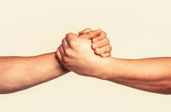 Mano de ayuda extendida, brazo aislado, salvación. Un apretón de manos amistoso, saludo de amigos, trabajo en equipo, amistad. Rescate, ayuda gesto o manos. Dos manos, brazo de un amigo, trabajo en equipo — Foto de Stock