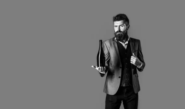 Un homme tenant une bouteille de champagne, du vin. homme barbu avec une bouteille de champagne et de verre. noir et blanc — Photo