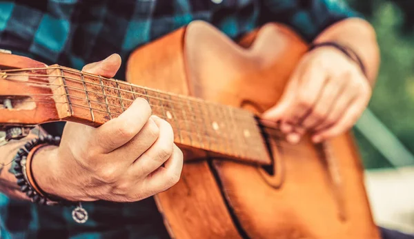 Guitars acoustic. Live music. Music festival. Male musician playing guitar, music instrument. Mans hands playing acoustic guitar, close up — Stockfoto