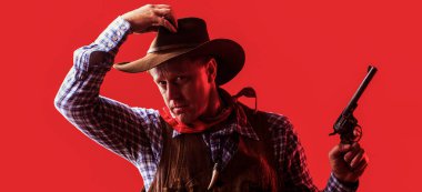 Şapkalı bir kovboy ya da çiftçi portresi. Amerikalı çiftçi. Kovboy şapkalı, silahlı bir adamın portresi. Kovboy portresi. Batı, silahlar. Kovboy portresi. Maskeli Amerikalı haydut, şapkalı batılı adam.