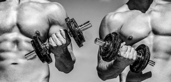 Tonta. Musculosos culturistas, ejercicios con pesas. Músculos con mancuerna. Hombre entrenando con pesas. Culturistas fuertes, músculos deltoides perfectos. Blanco y negro — Foto de Stock