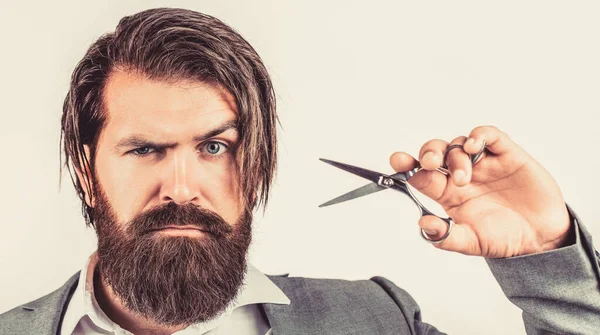 Varón en peluquería, corte de pelo, afeitado. Hombre barbudo aislado sobre fondo gris. Corte de pelo de hombre en la peluquería. Tijeras de peluquería, peluquería. Tijeras de peluquero. Peluquería vintage, afeitado —  Fotos de Stock