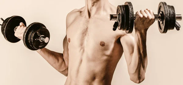 Homme dans le sport avec haltères. Homme faible soulever un poids, haltères, biceps, muscle, remise en forme. Nerd maleraising un haltère. Un homme tenant un haltère à la main. Maigre gars tenir haltères dans les mains — Photo