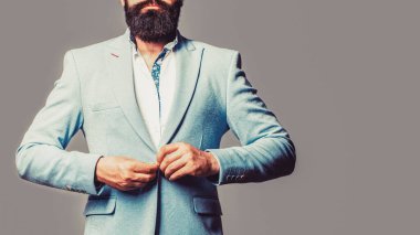 Takım elbiseli şık yakışıklı adam. Klasik takım elbiseli yakışıklı sakallı iş adamı. Takım elbiseli adam. Erkek sakalı ve bıyığı. Seksi erkek, vahşi maço, hippi. İş elbisesi