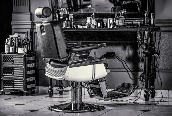 Elegante silla de peluquero vintage. Peluquero profesional en barbería interior. Silla de peluquería. Sillón de peluquería, peluquería moderna y peluquería, peluquería para hombres. Blanco y negro — Foto de Stock