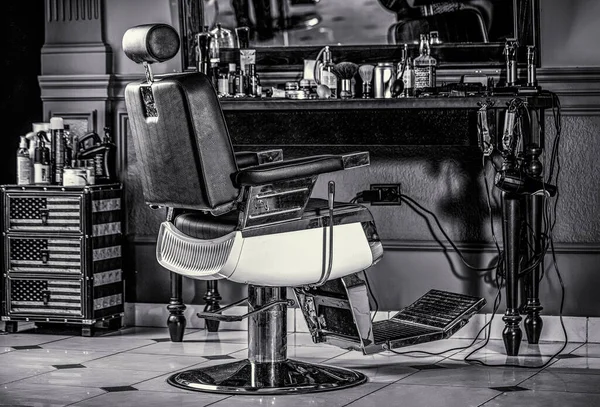 Stylish vintage barber chair. Professional hairstylist in barbershop interior. Barber shop chair. Barbershop armchair, modern hairdresser and hair salon, barber shop for men. Black and white — Stock Photo, Image