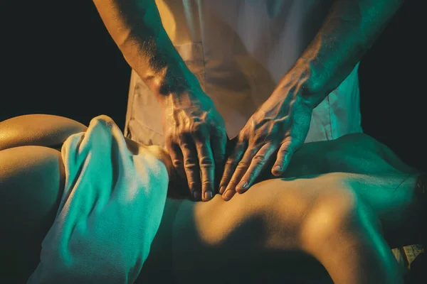 Masseur doet massages op het lichaam van een vrouw. Herapie, lichaamsverzorging, massage, aromatherapie. Spa lichaam, vrouw massage, meisje massage, massage. Schoonheidsbehandeling — Stockfoto