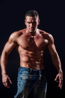 Siyah arka planda izole edilmiş. Kaslı üstsüz vücudu olan yakışıklı bir adam. Gövde altı çekici. Altı paket karın kası. Gövdesi olan güçlü bir adam. Seksi kaslı adam. Şehvetli erkek vücudu. Fitness modeli