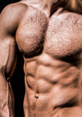 Altı paketli gövde çekici görünüyor. Yakışıklı, kaslı, üstsüz vücut. Gövdesi olan güçlü bir adam. Gövde altı çekici. Altı paket karın.