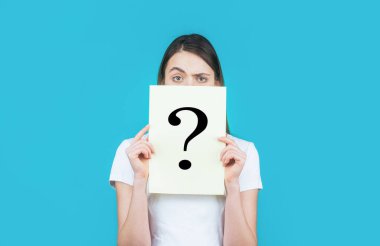 Elinde kağıt soru işareti tutan bir kız. İsimsiz, kadın sorusu, bilinçsiz. İsimsiz bir kadın. Kadın bilinmiyor. Kız sorusu, anonim, bilinçsiz. Bilinmeyen kadın soru işareti taşıyor