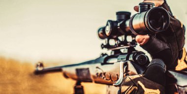 Nişancı hedefte görüldü. Adam avda şu an. Av tüfeği. Avcı adam. Av zamanı. Silahlı bir erkek. Kapatın. Avlanma silahı ve avlanma biçimi olan bir avcı. Hunter nişan alıyor.