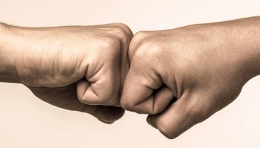 Erkeklerin elleri yumruk tokuşturma takım çalışması, başarı. İnsanlar yumruklarını birbirine vuruyor, kollarını. Dostça tokalaşma, dostça selamlaşma. Yumruk tokuşturan adam