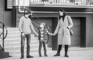 Cerrahi maske. Hava kirliliği konsepti. Koronavirüsü önleme. Coronavirus karantinası. Aile yürüyüşe çıkıyor. Coronavirus, hastalık, enfeksiyon, karantina, tıbbi maskeler