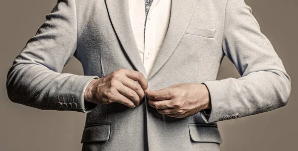 Takım elbiseli şık yakışıklı adam. Klasik takım elbiseli yakışıklı iş adamı. Takım elbiseli adam. Takım elbiseli şık bir adam. Seksi erkek, vahşi maço. Smokinli bir erkek.